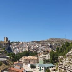 Un village à flanc de colline