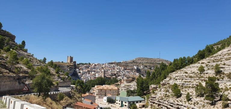 Un village à flanc de colline