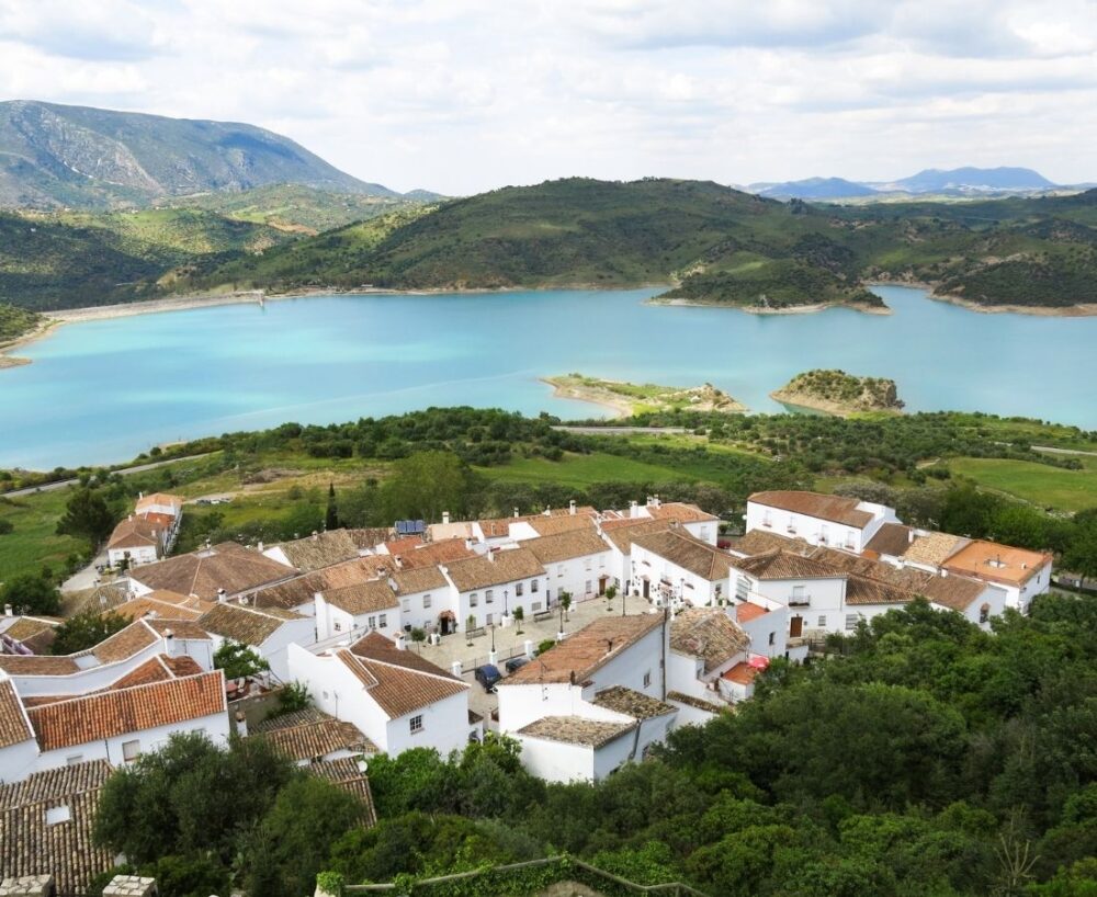 Zahara de la Sierra : plus beaux villages blancs d'Andalousie