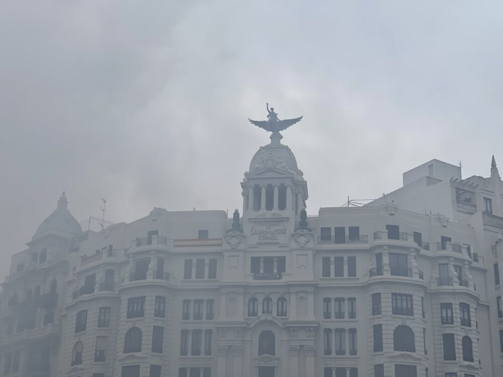 Plaça de l'Ajuntament Valencia, fumée résultant des explosions de las mascletas durant les Fallas