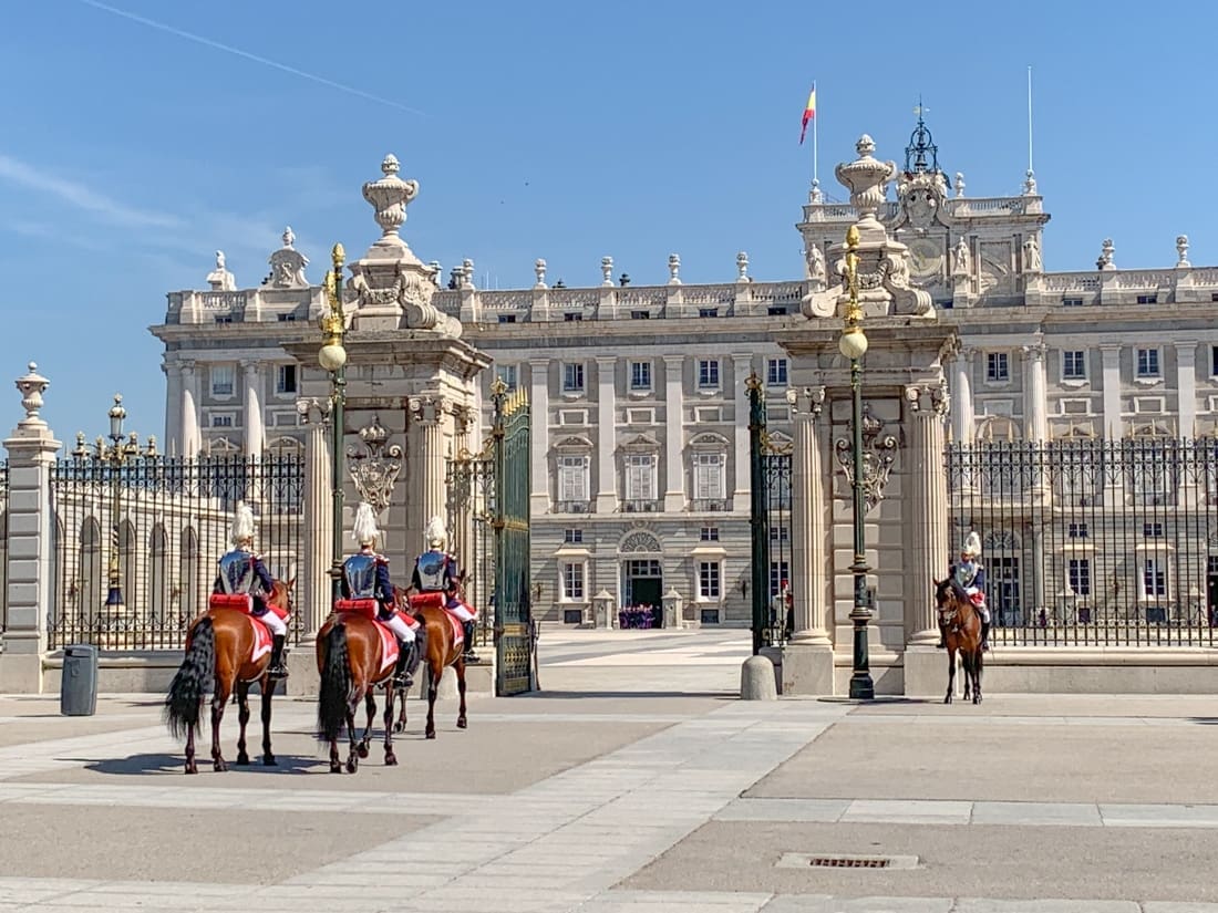 Relève de la garde du Palais Royal