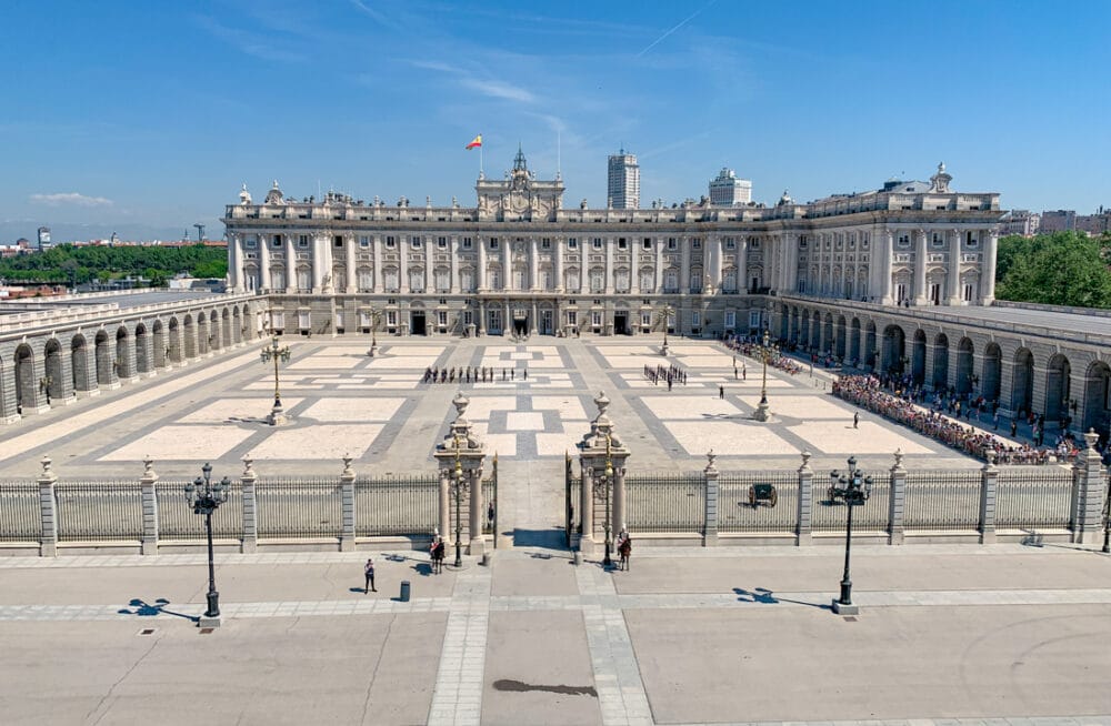 relève de la garde du Palais Royal Madrid