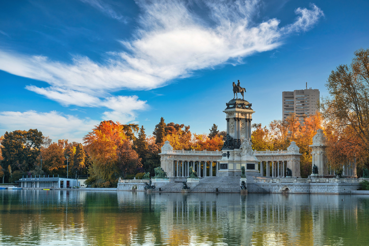 Lever de soleil sur le parc du Retiro avec ses feuillages d'automne