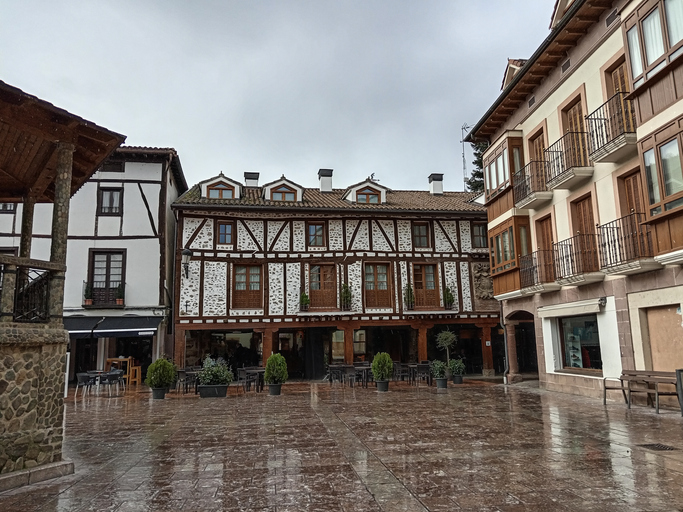 Bâtiments traditionnels sur la place principale d’Ezcaray