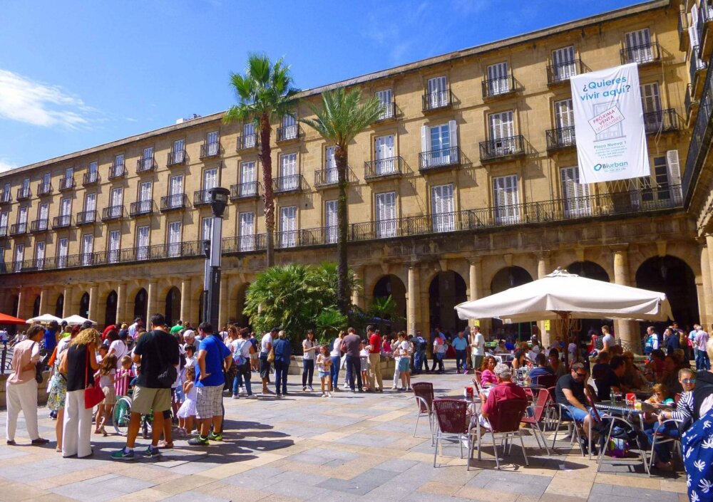 Faire une pause sur la Plaza Nueva à Bilbao