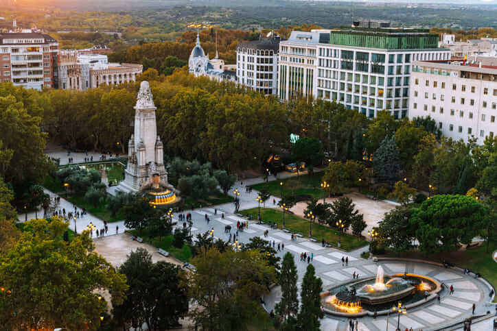 Plaza España à Madrid au crépuscule