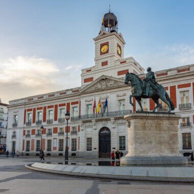 Bâtiment de la poste et statue du roi Charles III sur la place Puerta del Sol