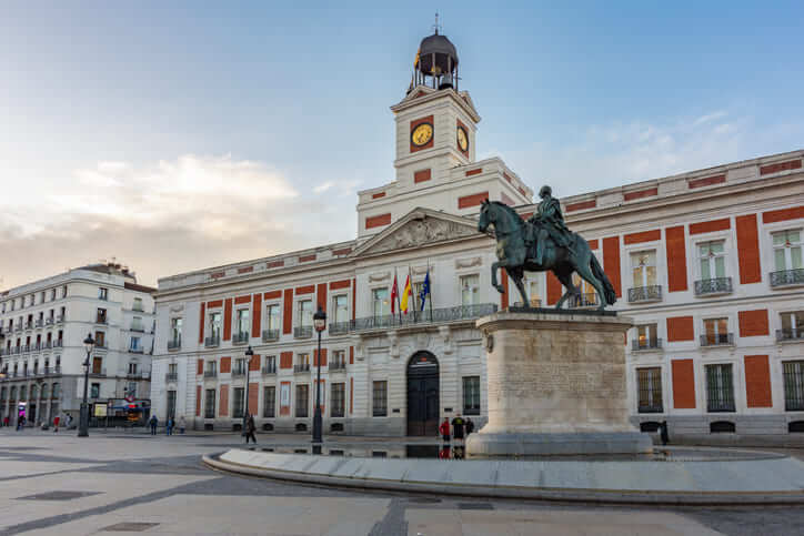Bâtiment de la poste et statue du roi Charles III sur la place Puerta del Sol