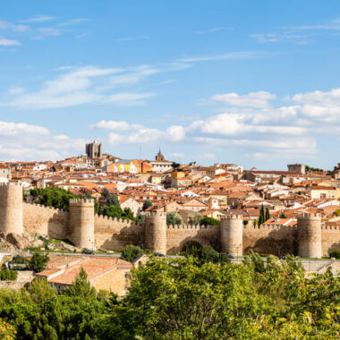Vue panoramique d'Avila depuis le Mirador de Cuatro Postes