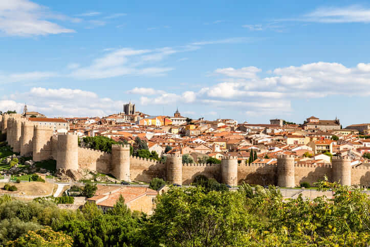Vue panoramique d'Avila depuis le Mirador de Cuatro Postes
