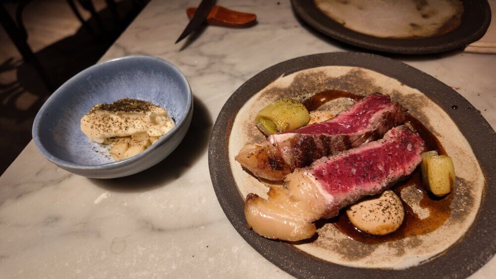 Chuleta de bœuf au gril et poireaux - Amets Restaurante