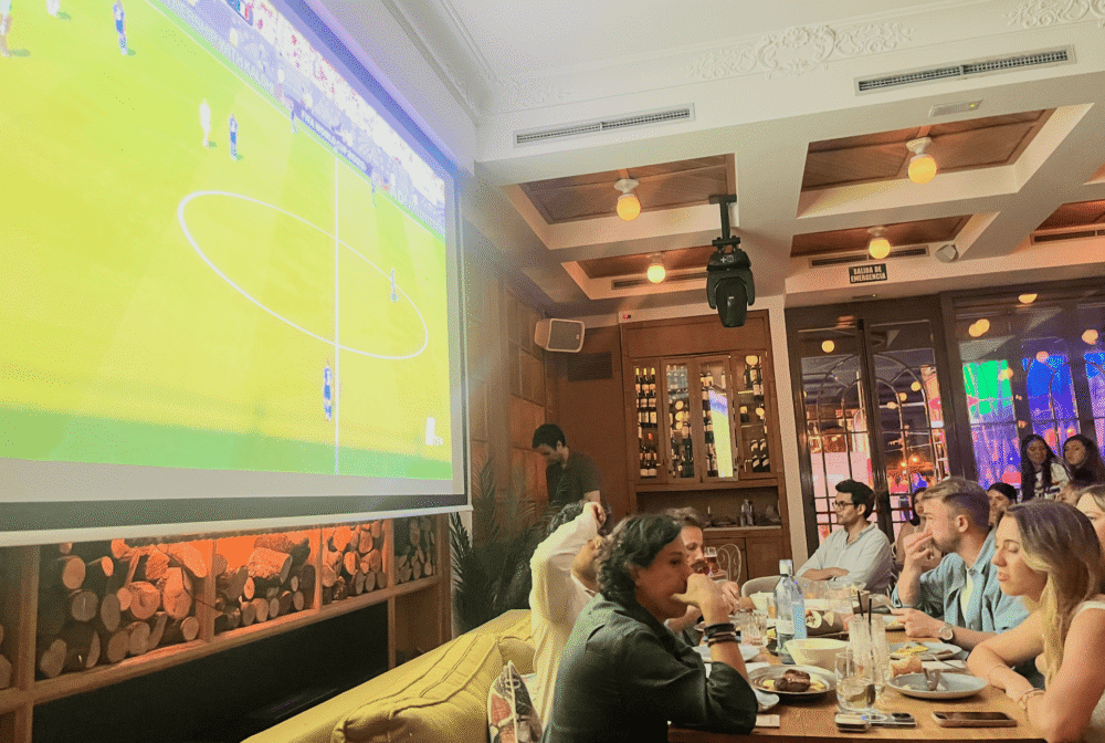 Regarder un match de foot au Habanera Madrid