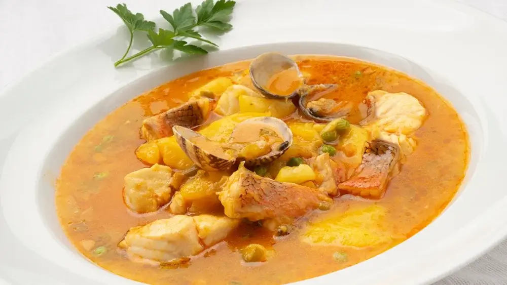 Plat aux fruits de mer ou un suquet de peix