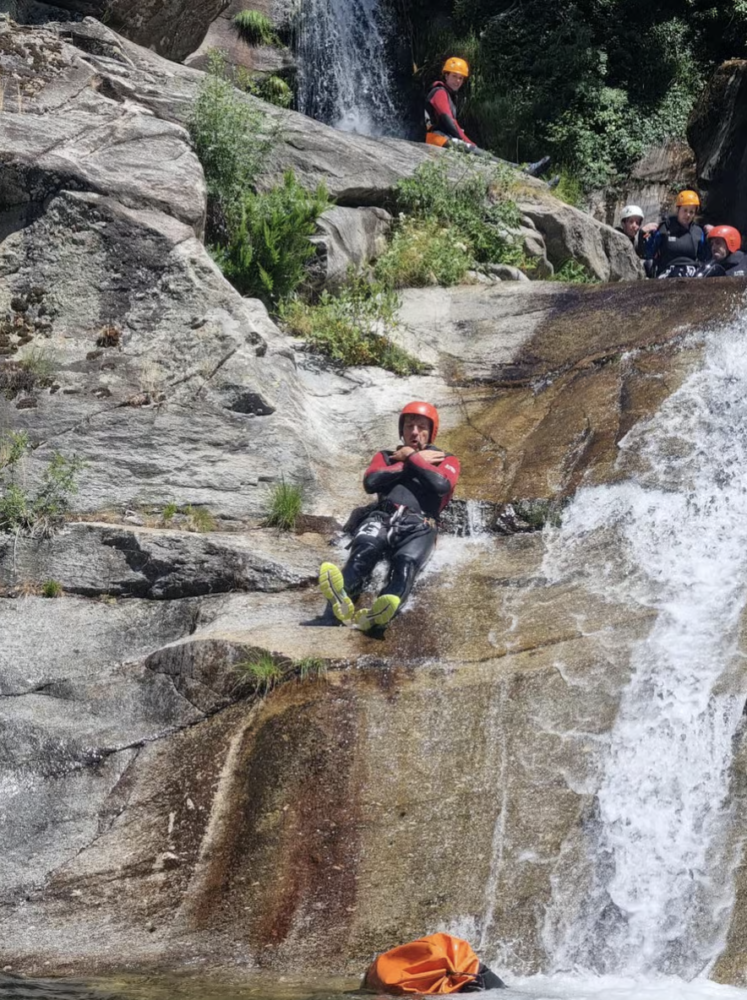 Excursion en canyoning - aventure aquatique avec guide expert