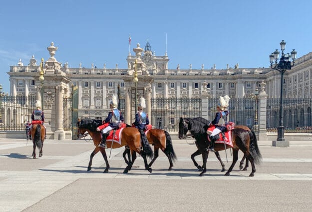 relève de la garde du Palais Royal